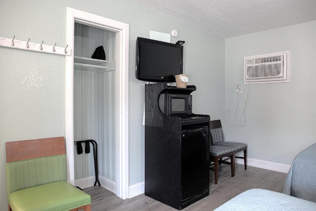 TV a/nebo společenská místnost v ubytování Colonial Inn