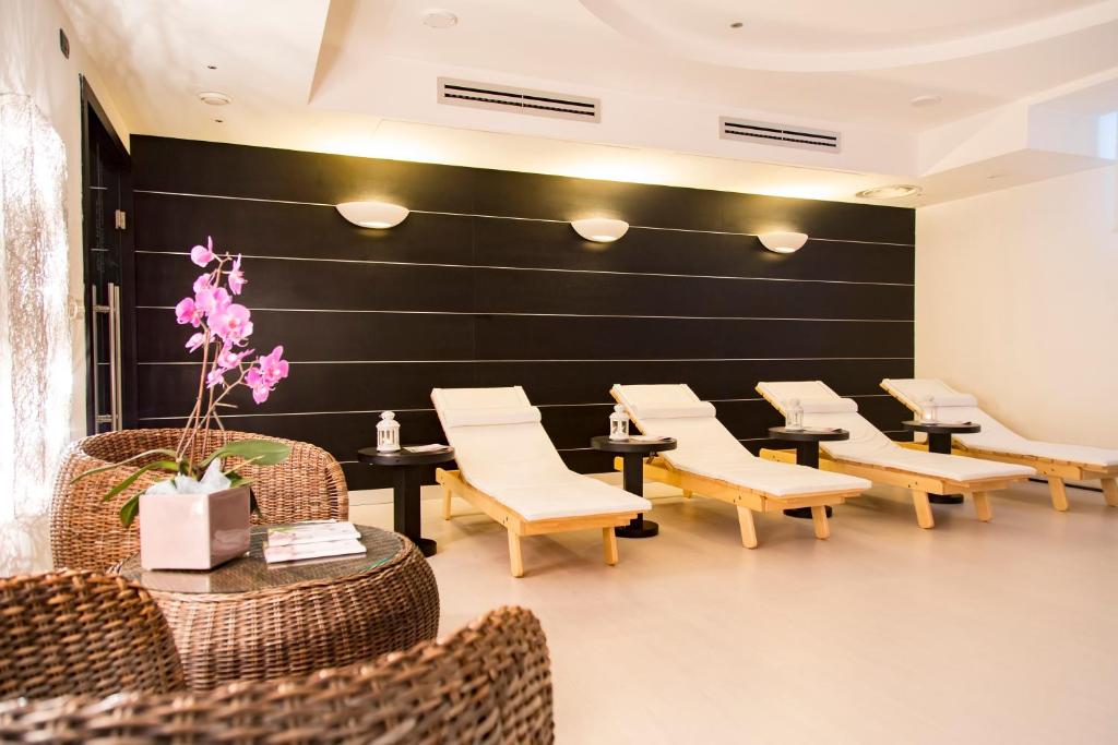 Posezení v ubytování AHR Baja Hotel & Spa Cannigione