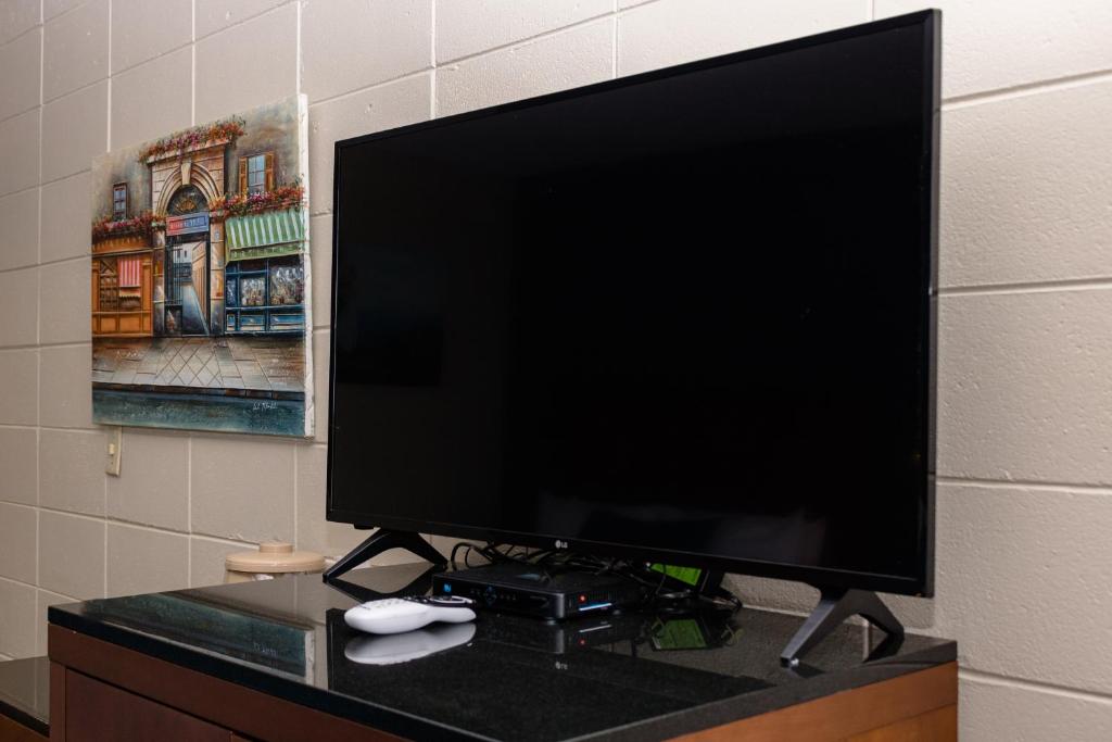 TV a/nebo společenská místnost v ubytování Charlroy Motel