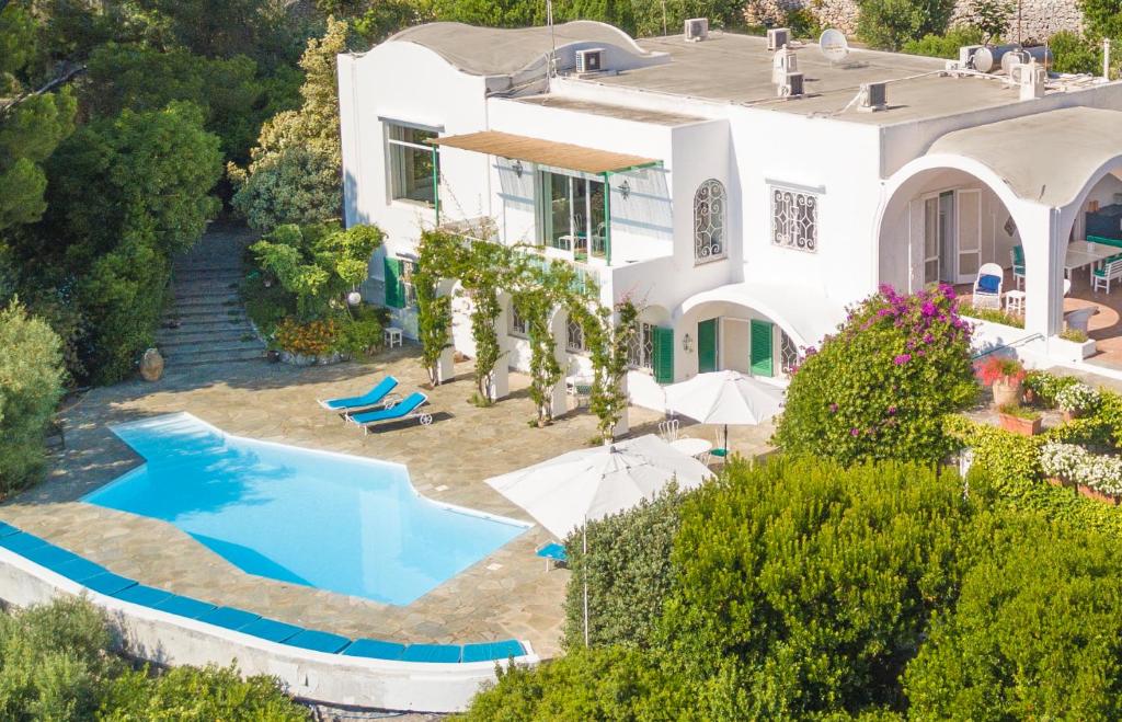 uma vista aérea de uma casa com piscina em Il Carrubo Capri em Anacapri
