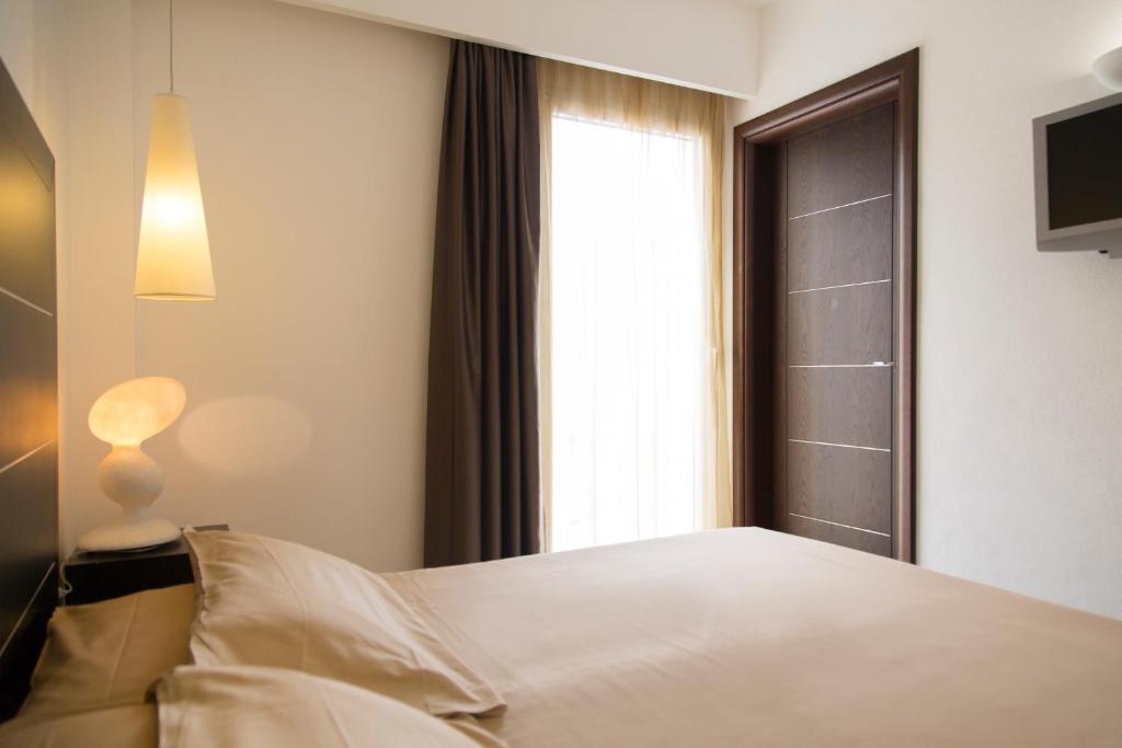 Postel nebo postele na pokoji v ubytování AHR Baja Hotel & Spa Cannigione