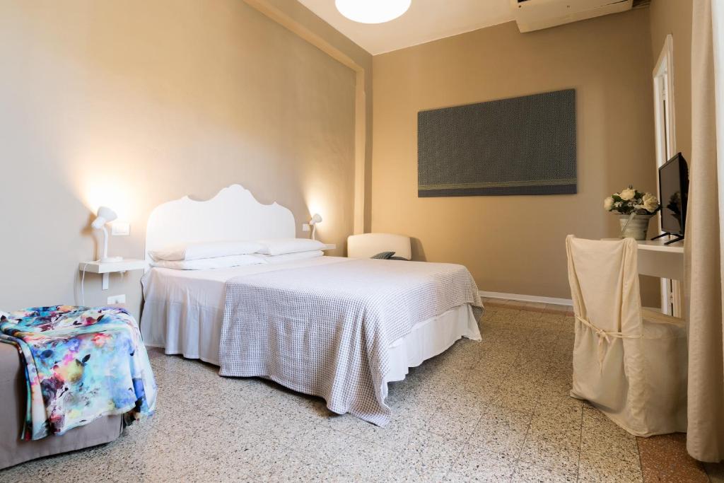 Łóżko lub łóżka w pokoju w obiekcie BluLassù City Center Rooms