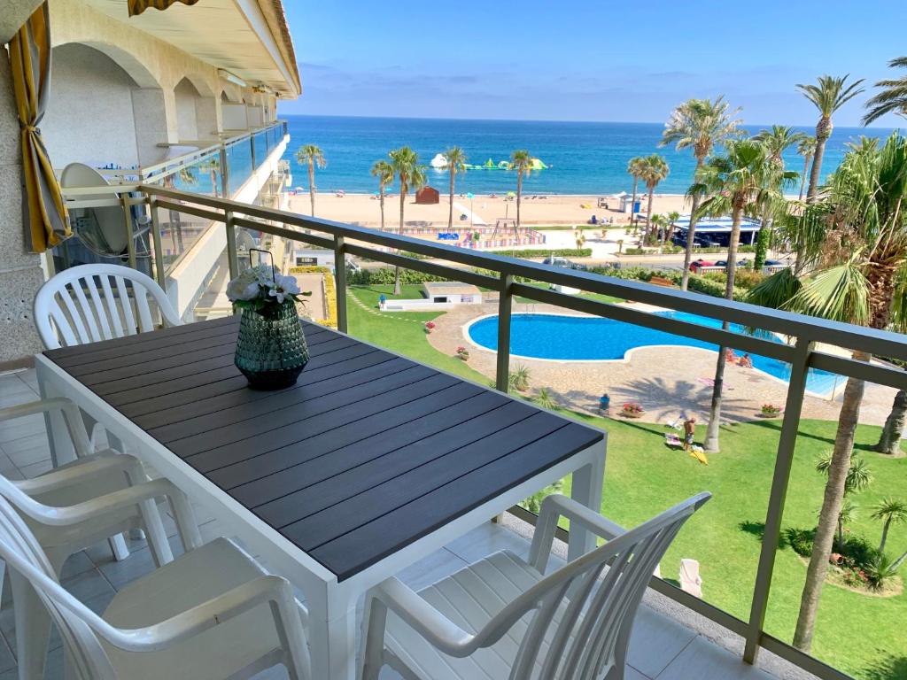 ミアミ・プラトーヤにあるApartamento vistas al mar, Playa Cristalのバルコニー(テーブル、椅子付)、
