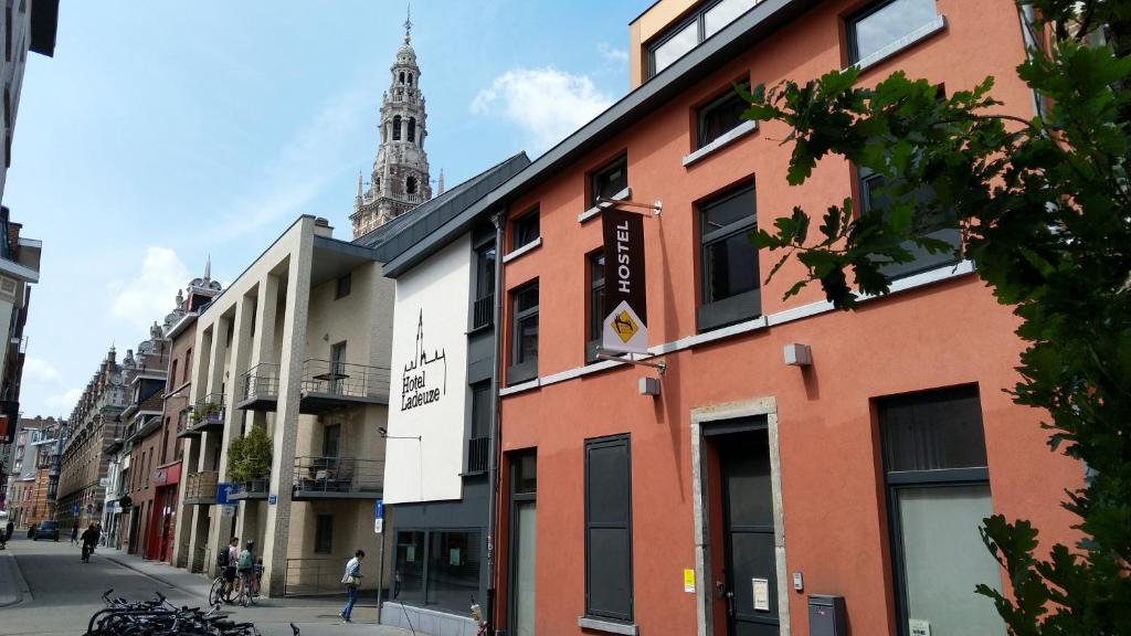 uma linha de edifícios numa rua da cidade em Leuven City Hostel em Lovaina