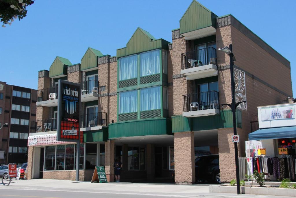 a building on a street corner in a city at Victoria Motor Inn in Niagara Falls