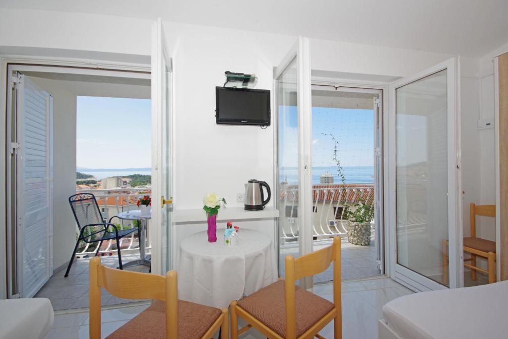 TV a/nebo společenská místnost v ubytování Makarska sea view rooms