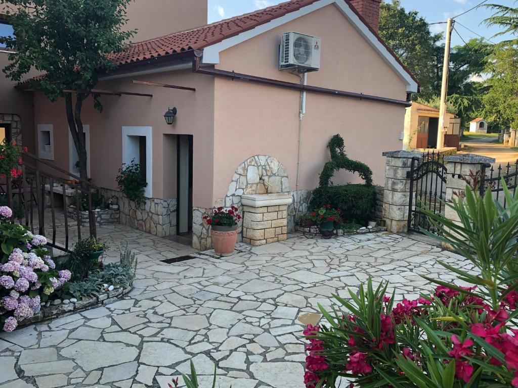 una casa con cancello e patio in pietra di Teta Jana a Smoljanci