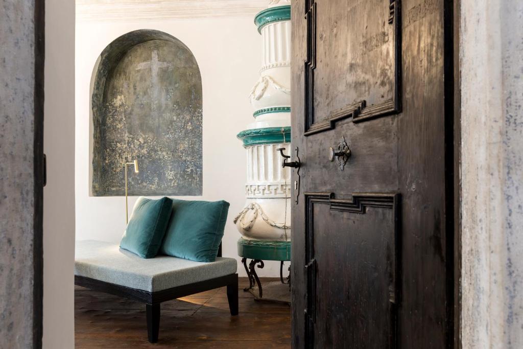 uma porta que leva a um quarto com uma cadeira em Goldenstern Townhouse em Bolzano