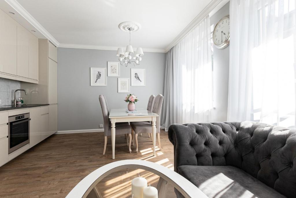 - un salon avec un canapé et une table dans l'établissement Luxury in Old Town - free parking, à Gdańsk