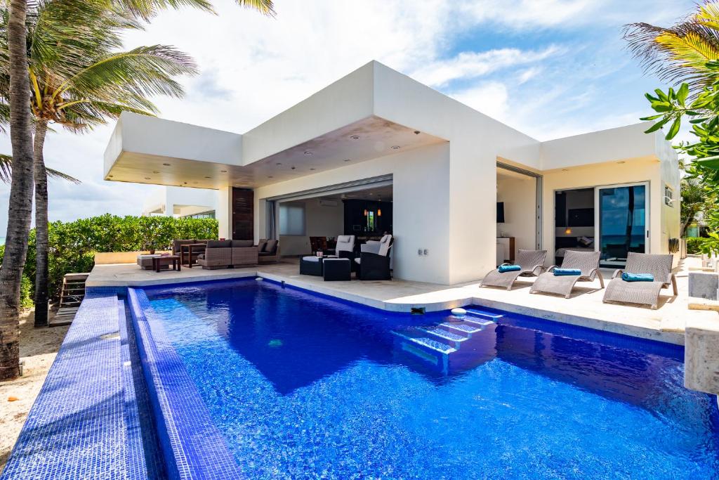 Casa Martini- Oceanfront private pool house for 6
