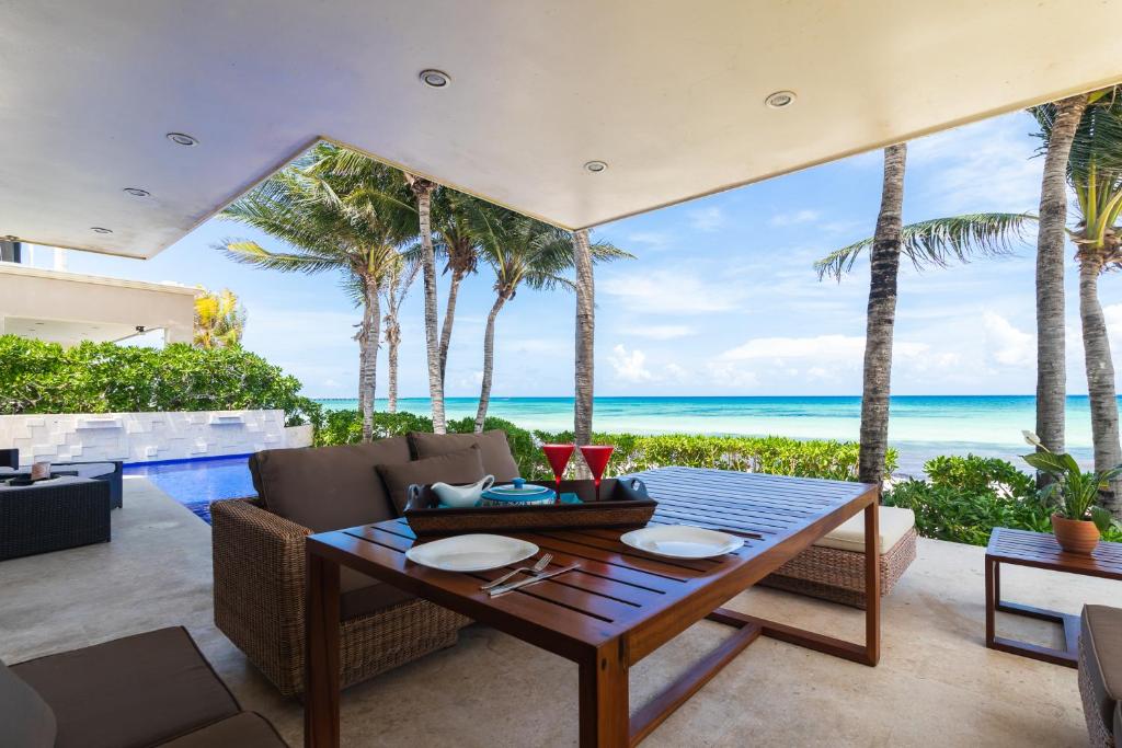 Casa Martini- Oceanfront private pool house for 6
