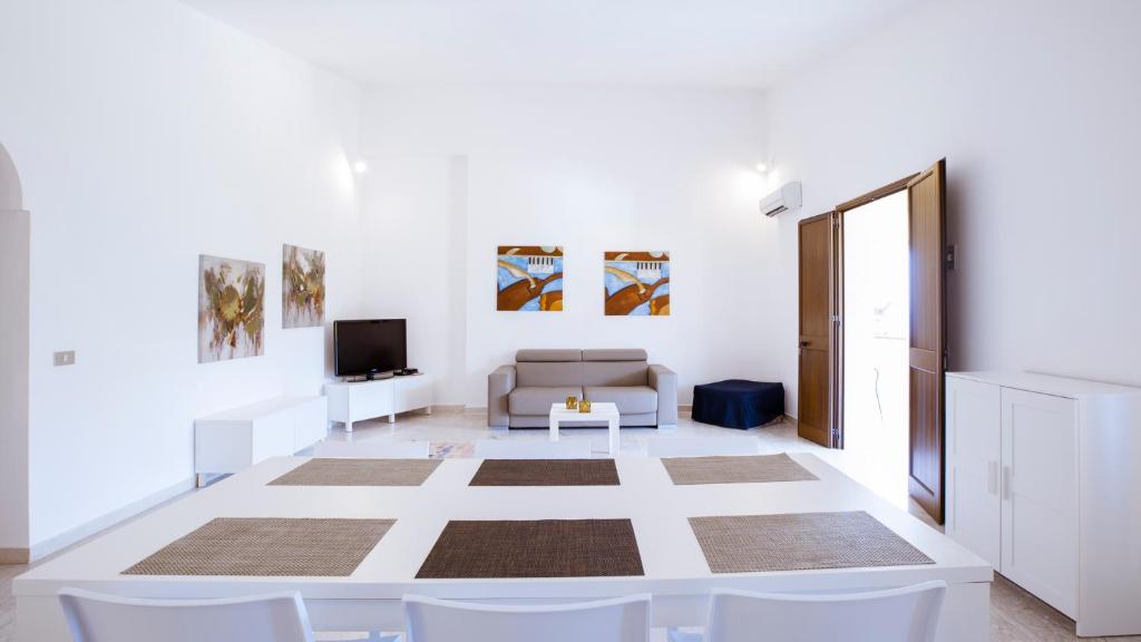 Televízia a/alebo spoločenská miestnosť v ubytovaní Residence Guidaloca