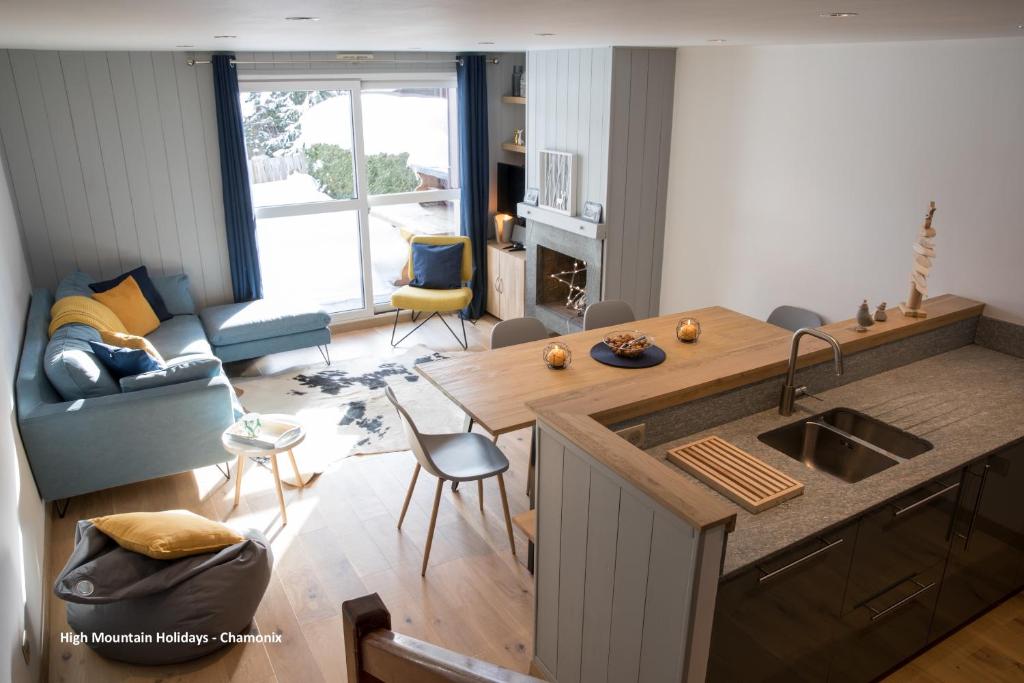 une cuisine et un salon avec un canapé et une table dans l'établissement Apartment Chloe, à Chamonix-Mont-Blanc