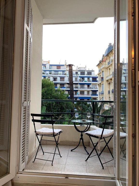 un balcon avec deux chaises et une table sur un balcon dans l'établissement chez Eva, à Nice