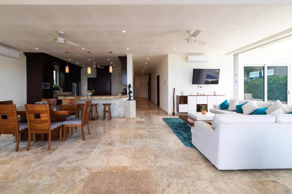Casa Martini- Oceanfront private pool house for 6