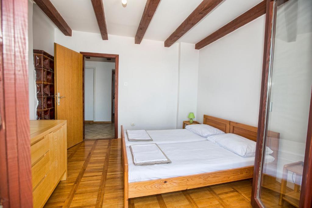 Posteľ alebo postele v izbe v ubytovaní Penthouse Karlobag