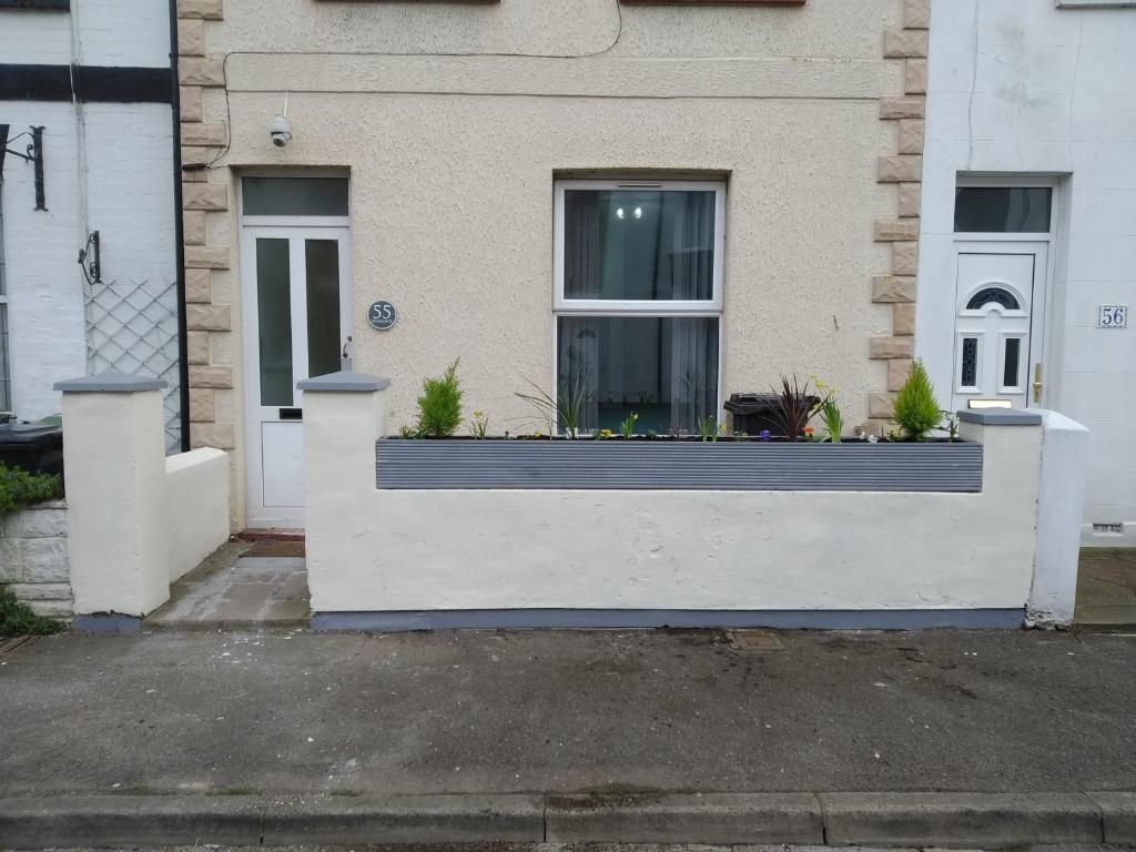 FF Small Studio Apartment - S - NEAR BEACH GOV GUIDELINE NO CONTACT CHECK IN