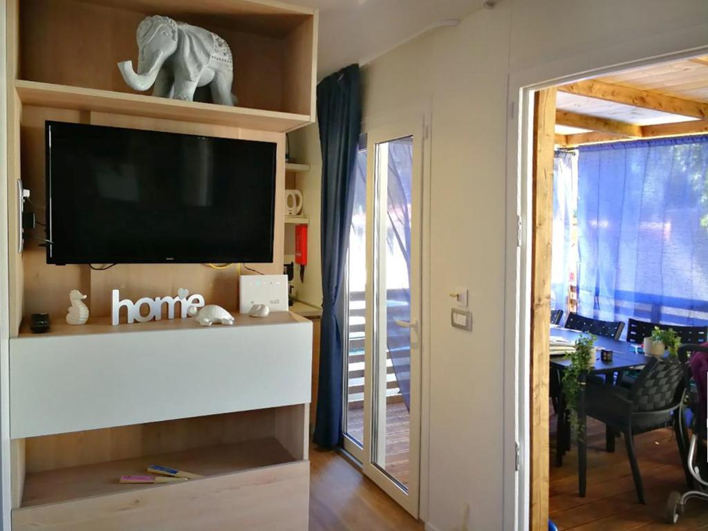 TV a/nebo společenská místnost v ubytování Mobile Home HappyNest
