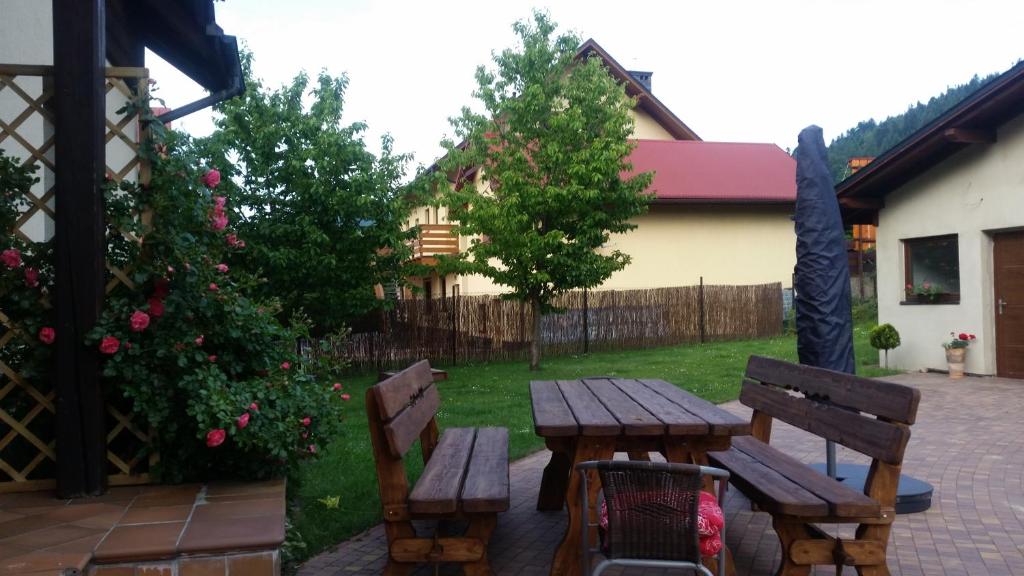 Vonkajšia záhrada v ubytovaní Apartament Jodłowy