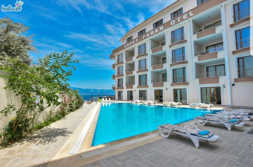 a hotel with a swimming pool and lounge chairs at Erpey Ferah Apart Otel in Balıkesir