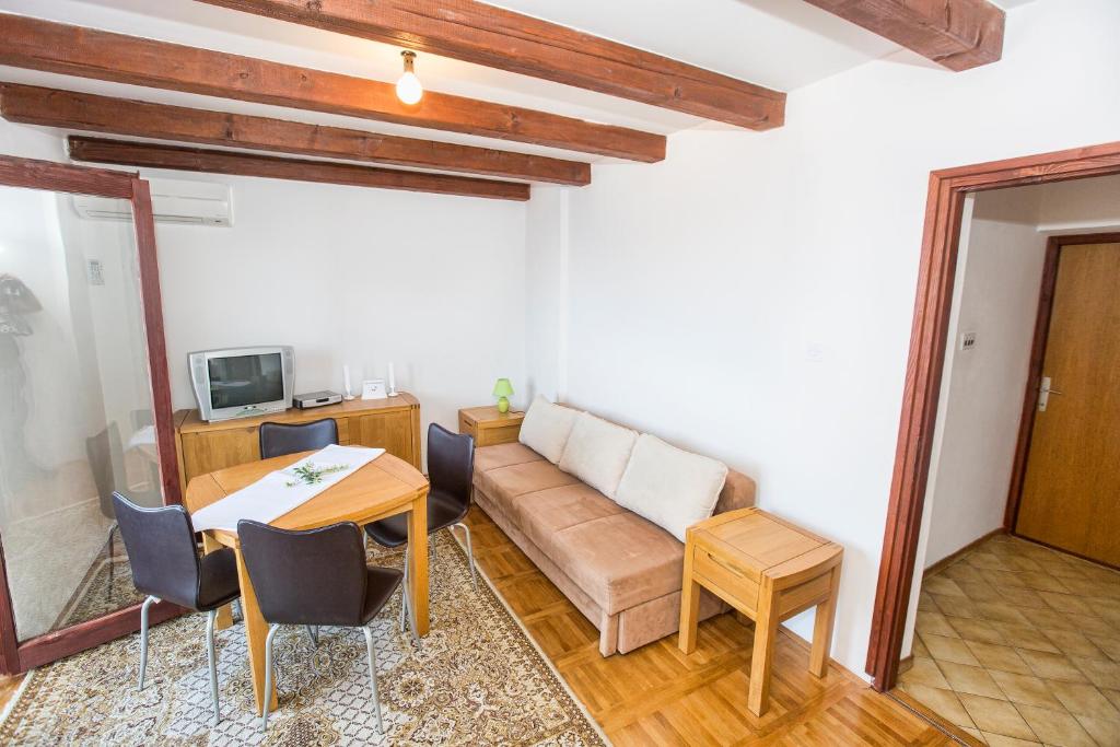 Televízia a/alebo spoločenská miestnosť v ubytovaní Penthouse Karlobag