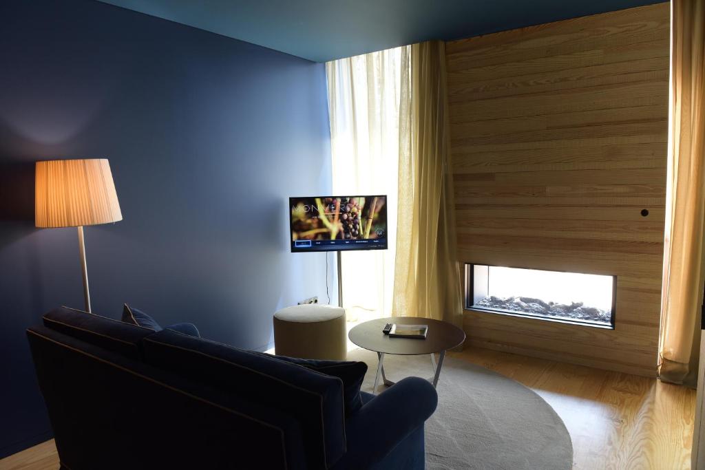 Uma televisão e/ou sistema de entretenimento em Monverde - Wine Experience Hotel - by Unlock Hotels