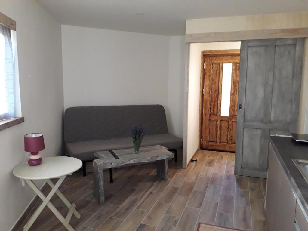 uma sala de estar com um sofá e uma mesa em Apartman Na Horách em Příbram