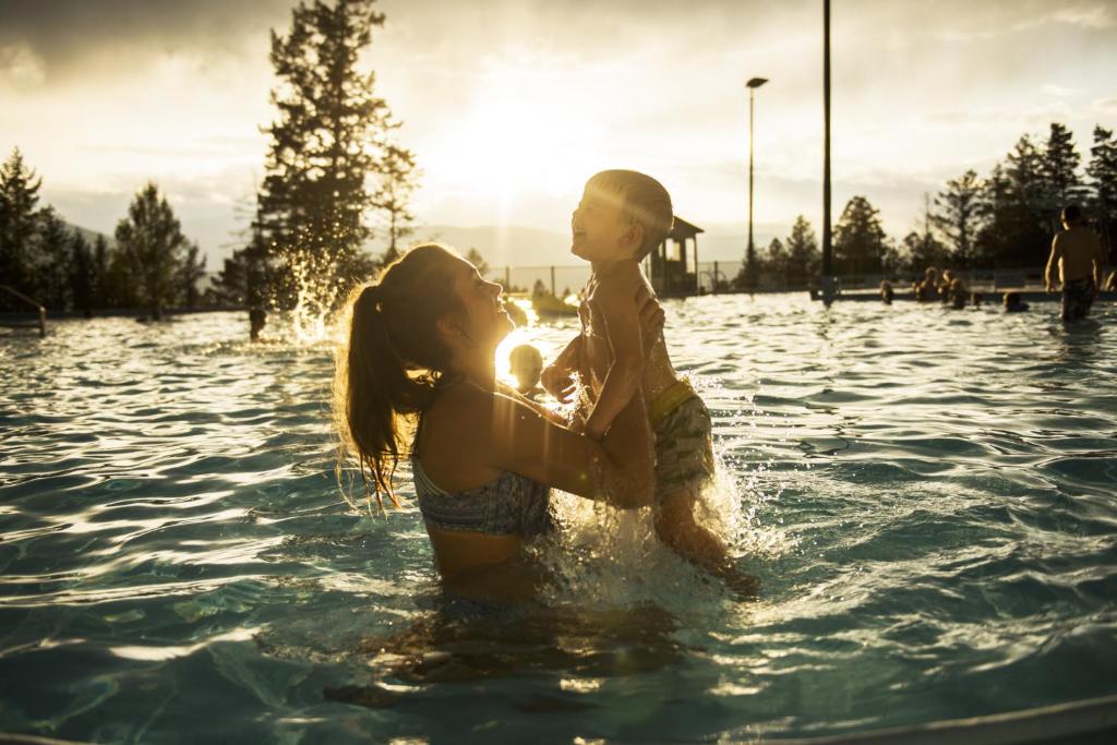 una mujer y un niño en el agua en Fairmont Hot Springs Resort en Fairmont Hot Springs