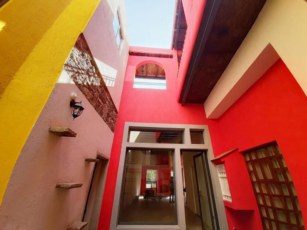 un edificio colorido con una puerta en el medio en Real de la Presa en Guanajuato