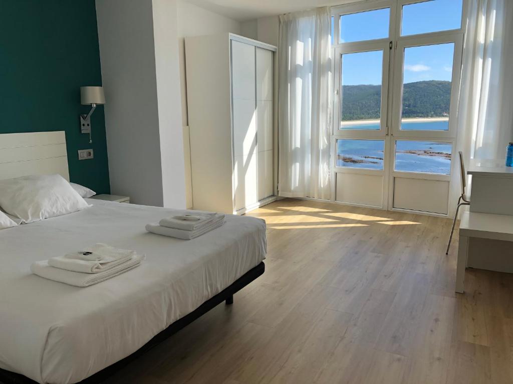 Cama o camas de una habitación en Hotel Mar de Fisterra