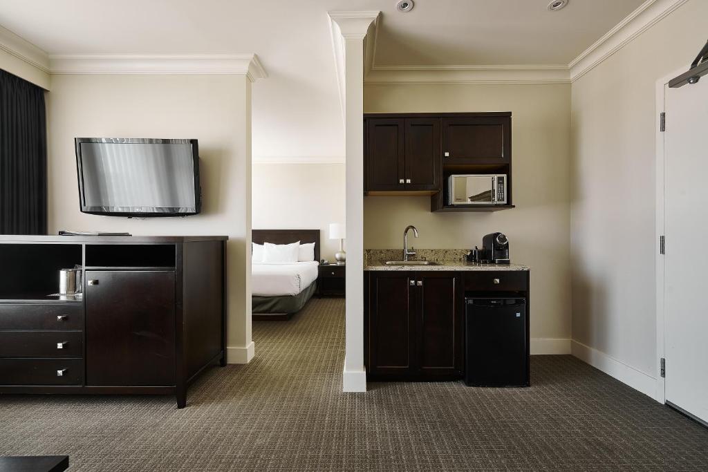 
Superior Junior Queen Suite
