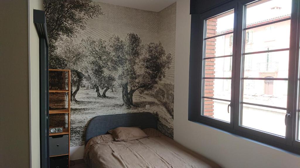 Moustier في مونتوبان: غرفة نوم بها جدار من الأشجار