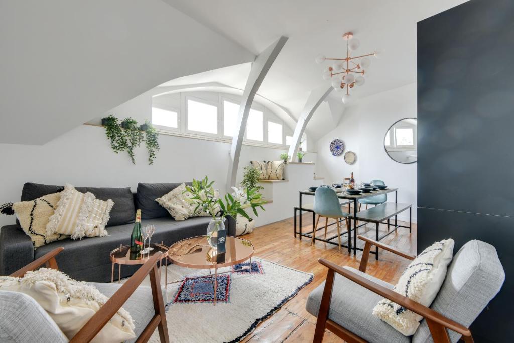 un salon avec un canapé et une table dans l'établissement NOCNOC - Grand Place - L'Authentique, à Lille