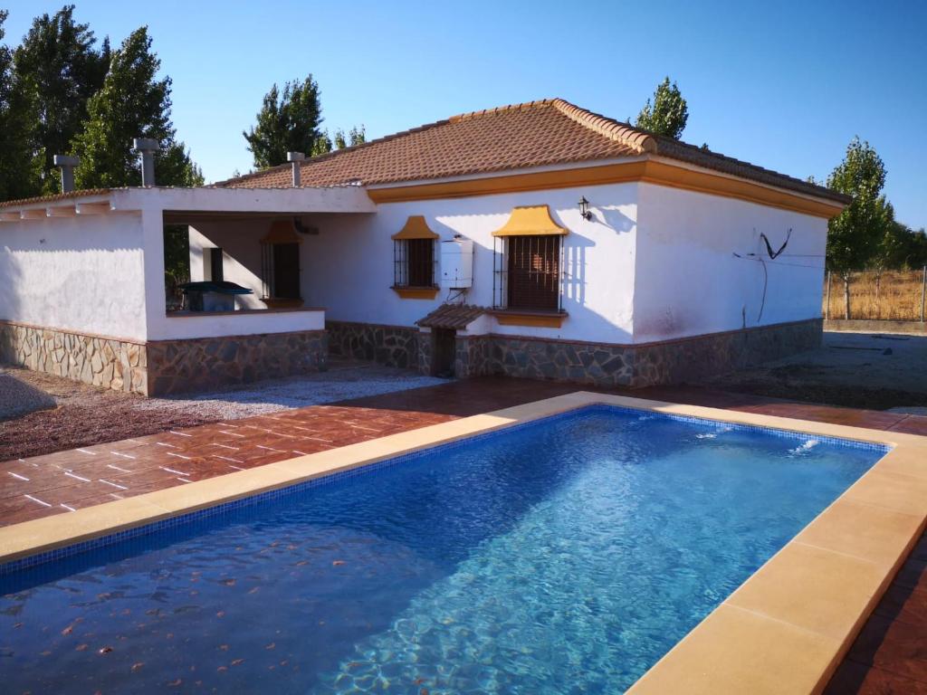 Villa con piscina frente a una casa en San Nicolás, en Algar