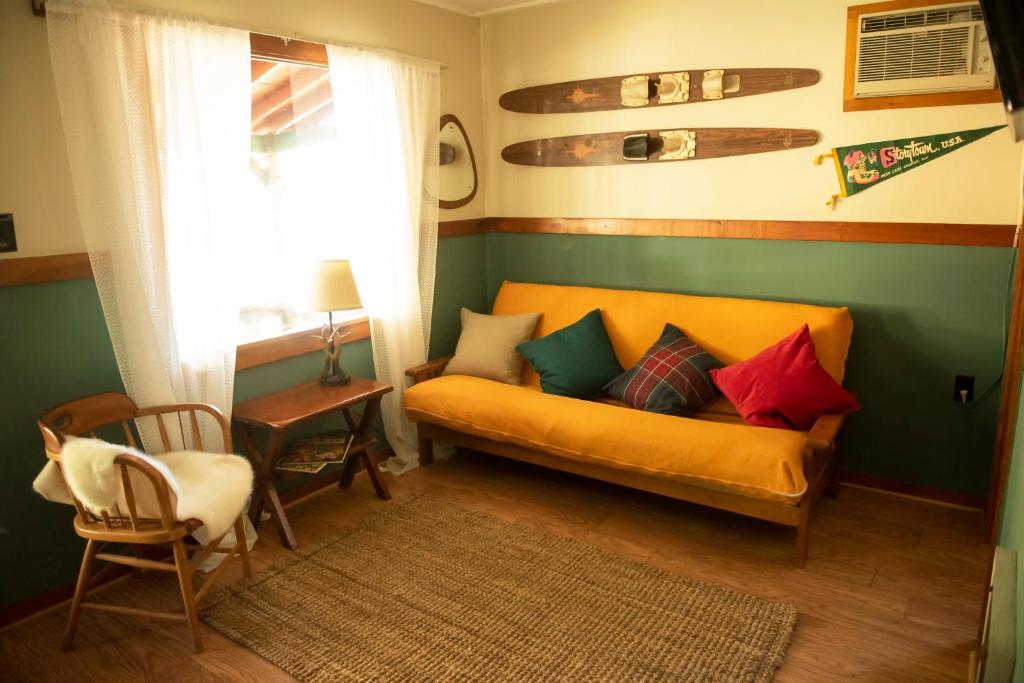 Posezení v ubytování Trekker, Treehouses cabins and lodge rooms