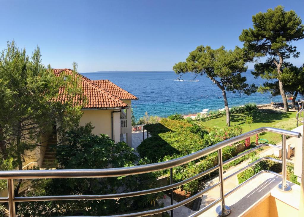 uma vista para o oceano a partir de uma varanda em Apartmaji Punta em Veli Lošinj