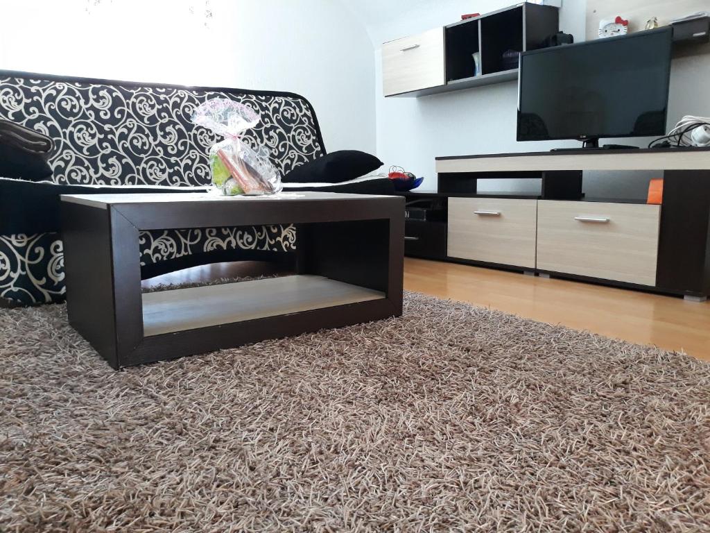 een woonkamer met een bank en een tv bij City Apartment in Visoko