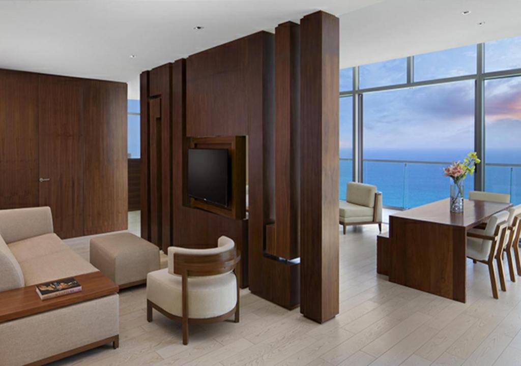 TV a/nebo společenská místnost v ubytování Secrets The Vine Cancun - All Inclusive Adults Only