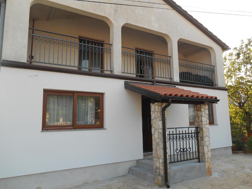 een wit huis met een balkon en een veranda bij MIADEA in Rovinjsko Selo