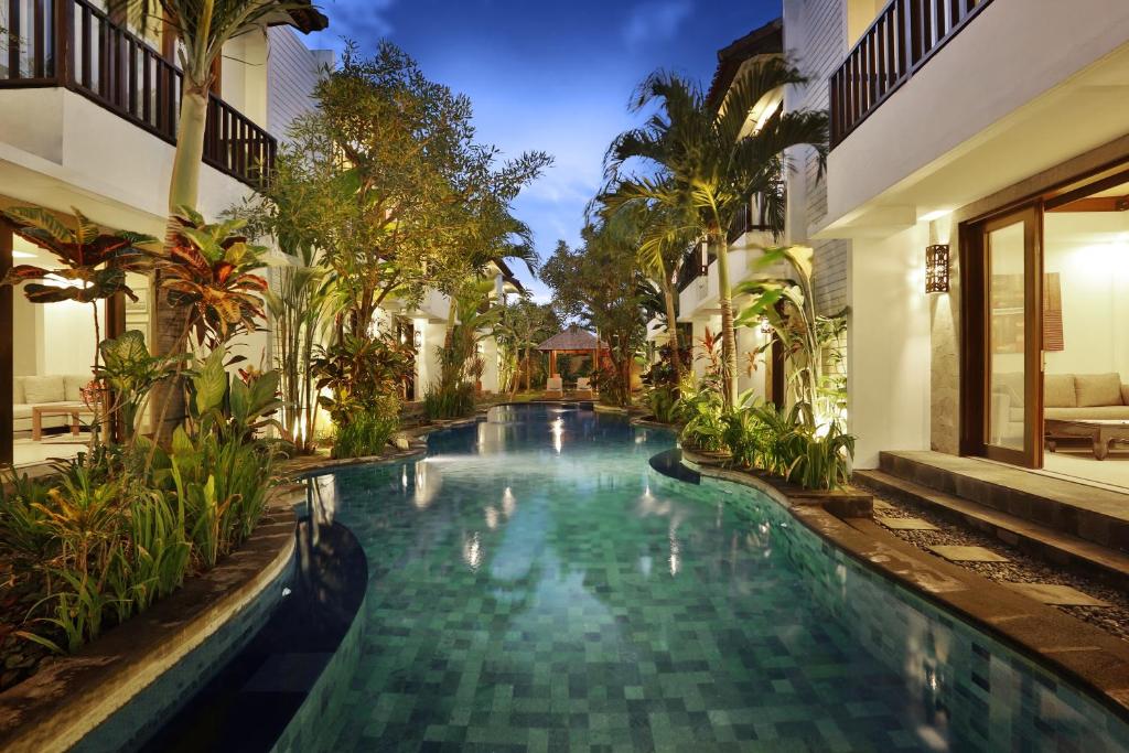 uma piscina no meio de uma casa em Seminyak TownHouse em Legian