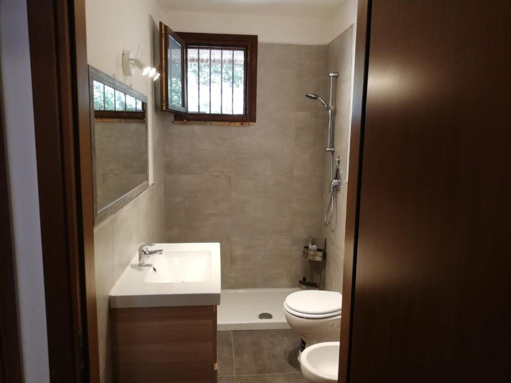 A bathroom at Appartamento Supramonte