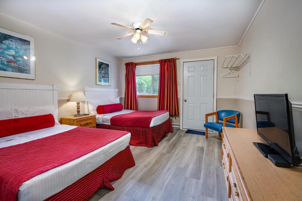 Postel nebo postele na pokoji v ubytování Long Sault Motel