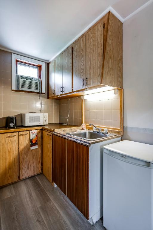 Kuchyň nebo kuchyňský kout v ubytování Long Sault Motel