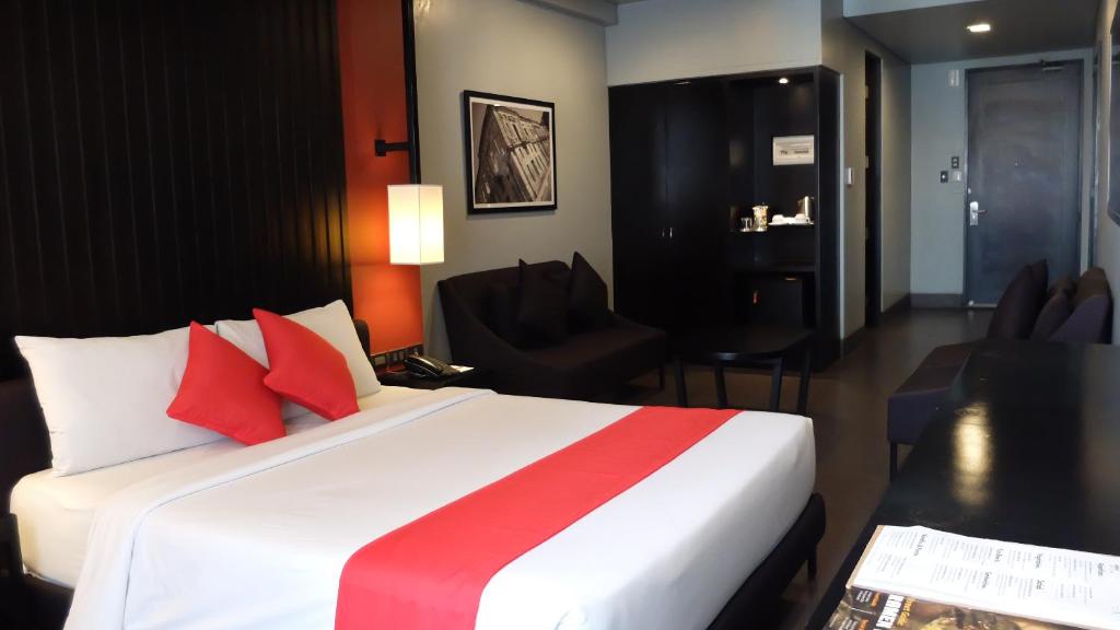 Postel nebo postele na pokoji v ubytování Amelie Hotel Manila