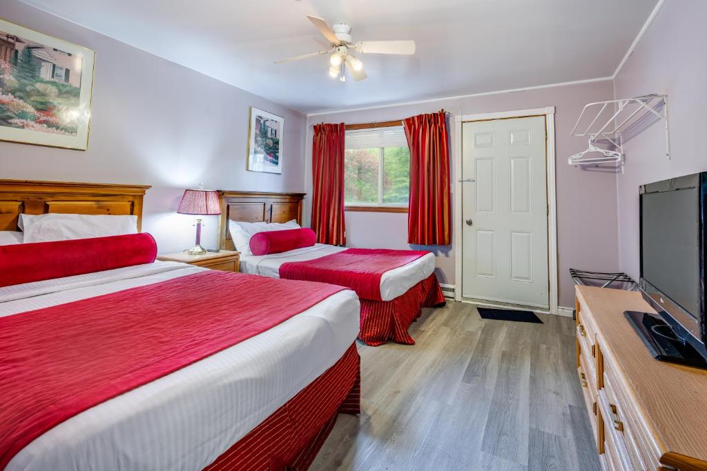 Postel nebo postele na pokoji v ubytování Long Sault Motel