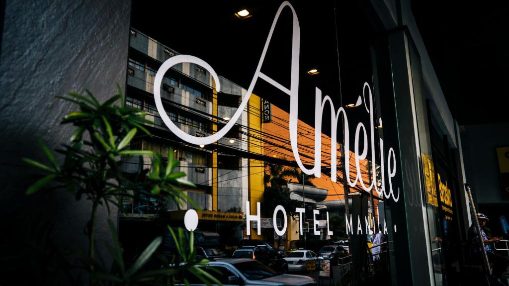 una señal encendida en el lateral de un edificio en Amelie Hotel Manila en Manila