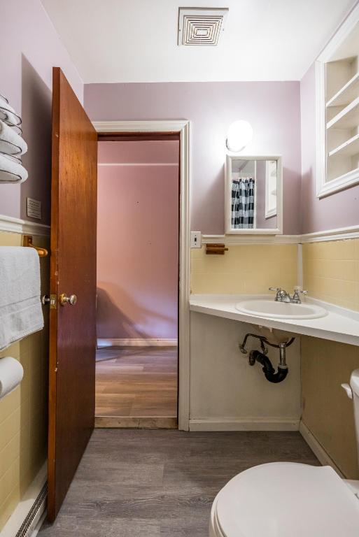 Koupelna v ubytování Long Sault Motel