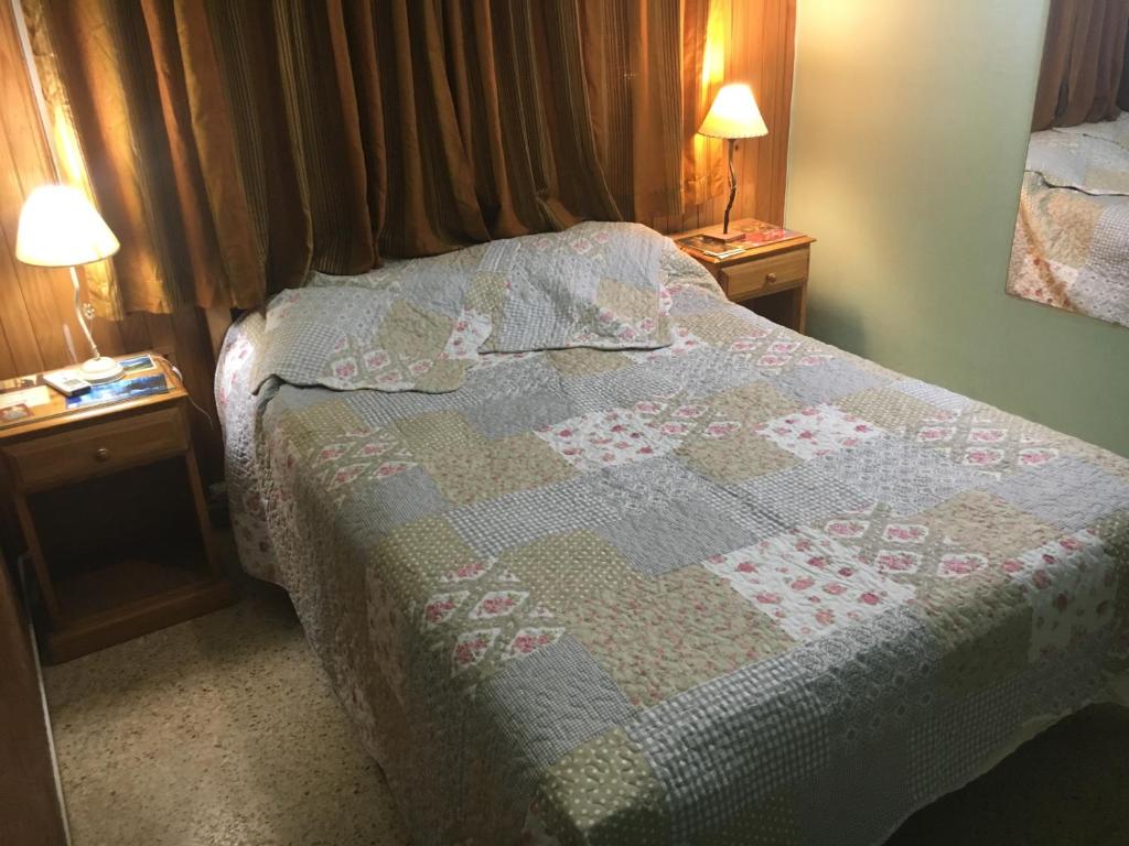 Una cama o camas en una habitación de Gral. Urquiza 780 Departamento Bouchet