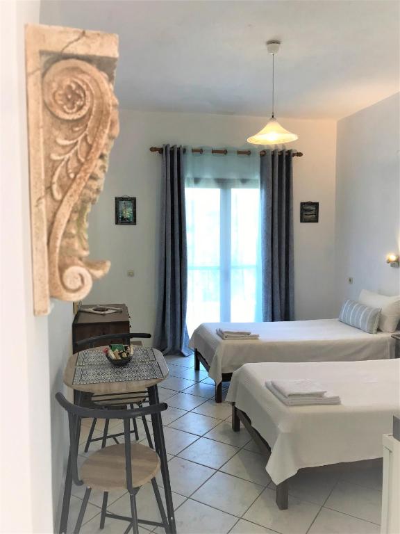 Postel nebo postele na pokoji v ubytování Floros Apartments