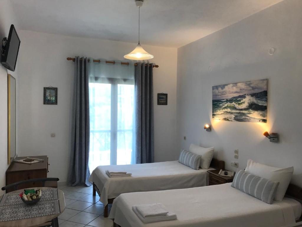 Postel nebo postele na pokoji v ubytování Floros Apartments